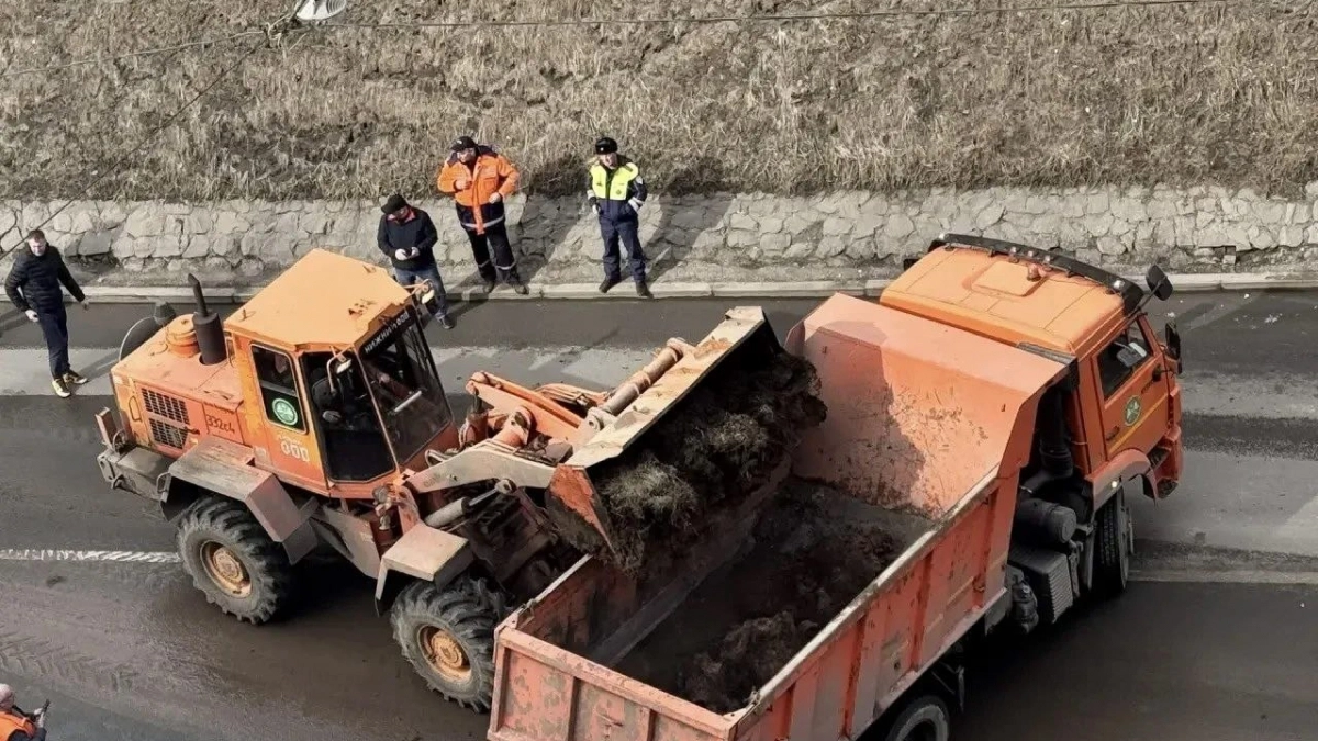 На Зеленском съезде в Нижнем Новгороде грунт сошел на проезжую часть и перекрыл движение
