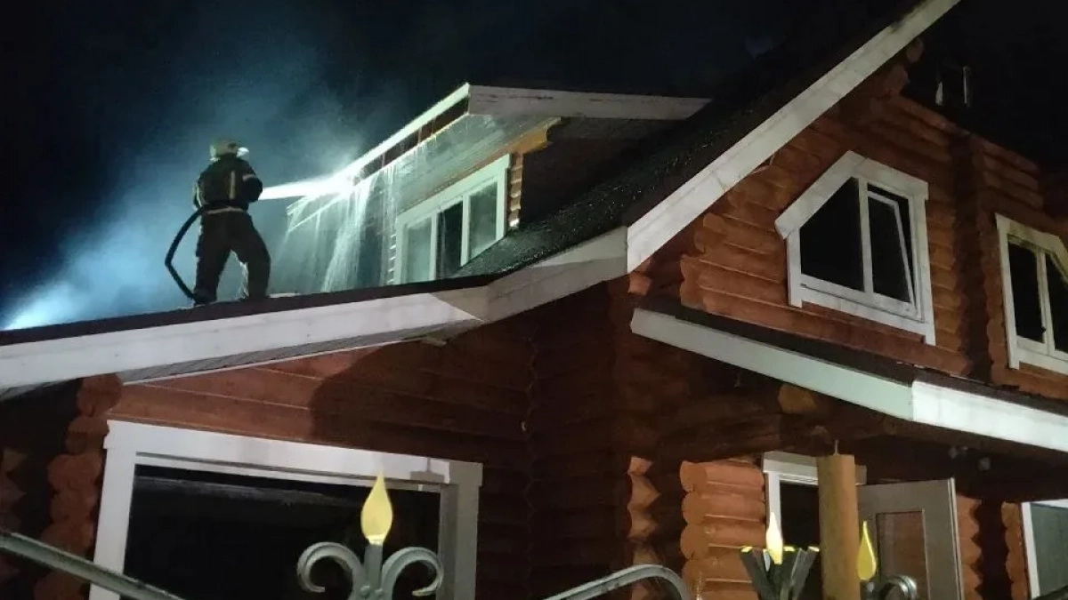 Более 100 квадратных метров полыхало в Воскресенском районе из-за неисправной печки