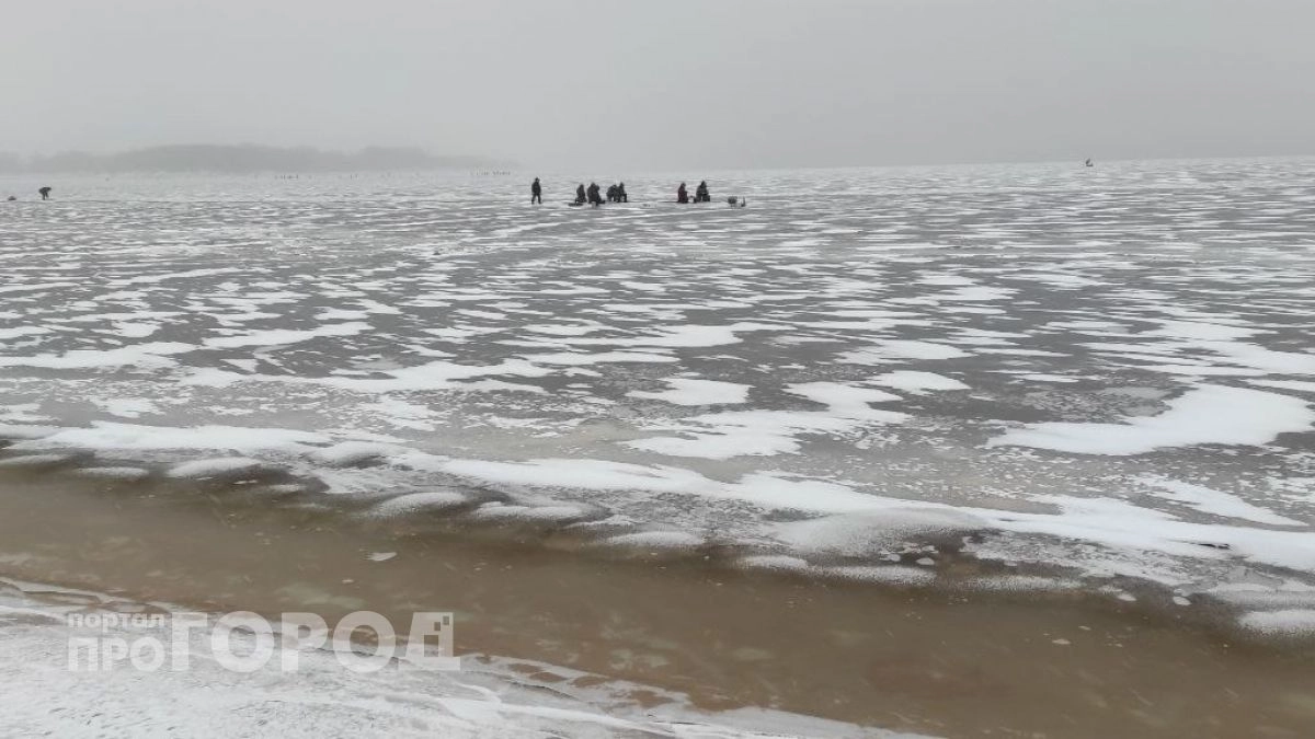 В Сокольском районе спасатели вывезли с промоины на Волге четырех рыбаков