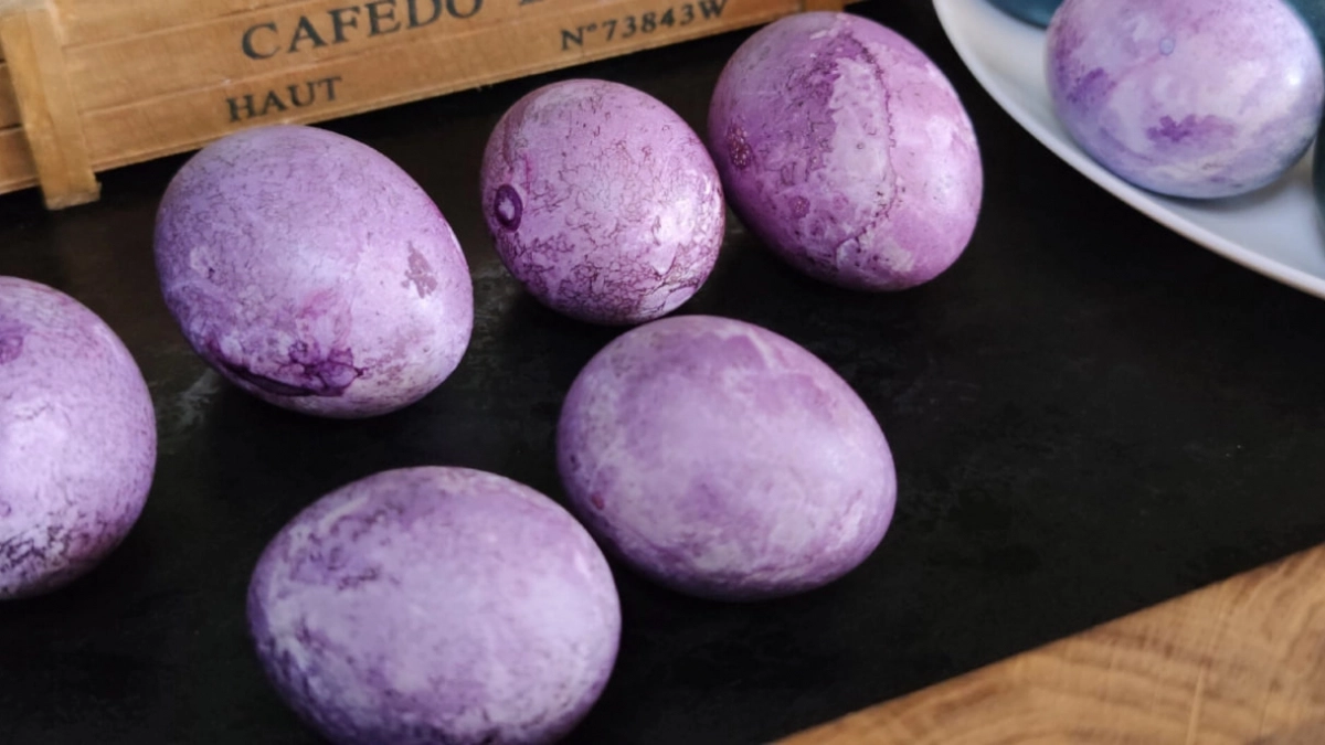 Не скорлупа, а просто космос: как покрасить пасхальные яйца без капли химозы – нужен лишь один отход