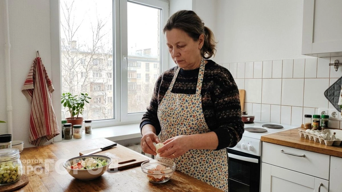 Скорлупа слетает вмиг: вареные яйца теперь чищу одним движением руки – беру соду и происходит чудо