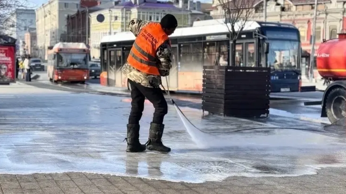 Масляная плёнка и тяжёлые металлы: зачем дороги моют шампунем после зимы