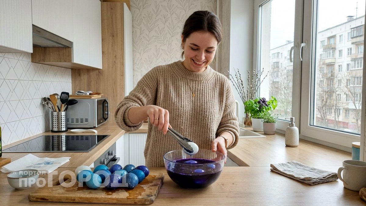 Просто варю яйца с краснокочанной капустой и через час достаю из кастрюли настоящий космический фиолетовый цвет