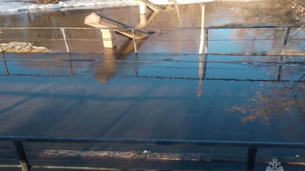 В Нижегородской области из-за паводка затопило мост