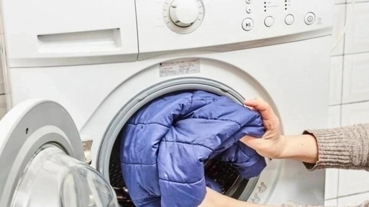 Чищу пуховик хитрым способом за 10 минут – без стирки, прачечной и страха, что пух собьётся