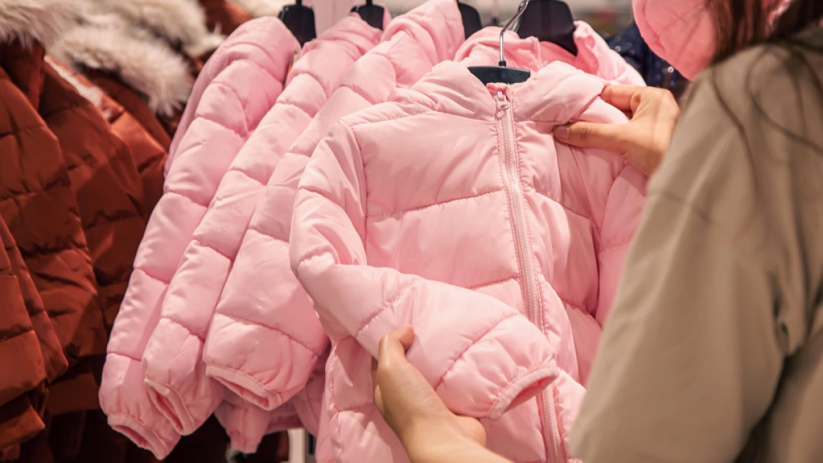 Куртки и пальто нынче не в моде: китайские модницы вспомнили про один дерзкий тренд из СССР