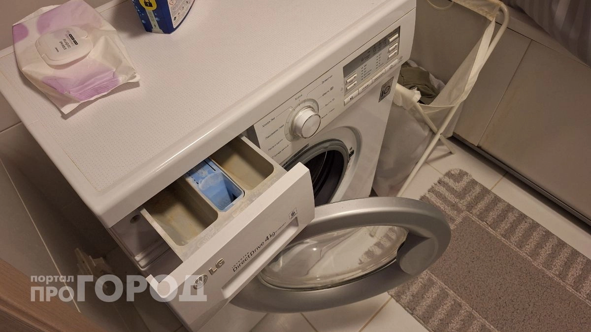 Долой вонь и плесень: просто налейте это в стиралку и она очистится сама