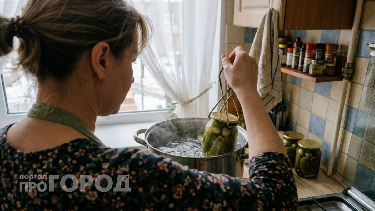 Просто бросаю в воду с мясом одну кухонную мелочь и через сорок минут даже жёсткая говядина разваливается на волокна