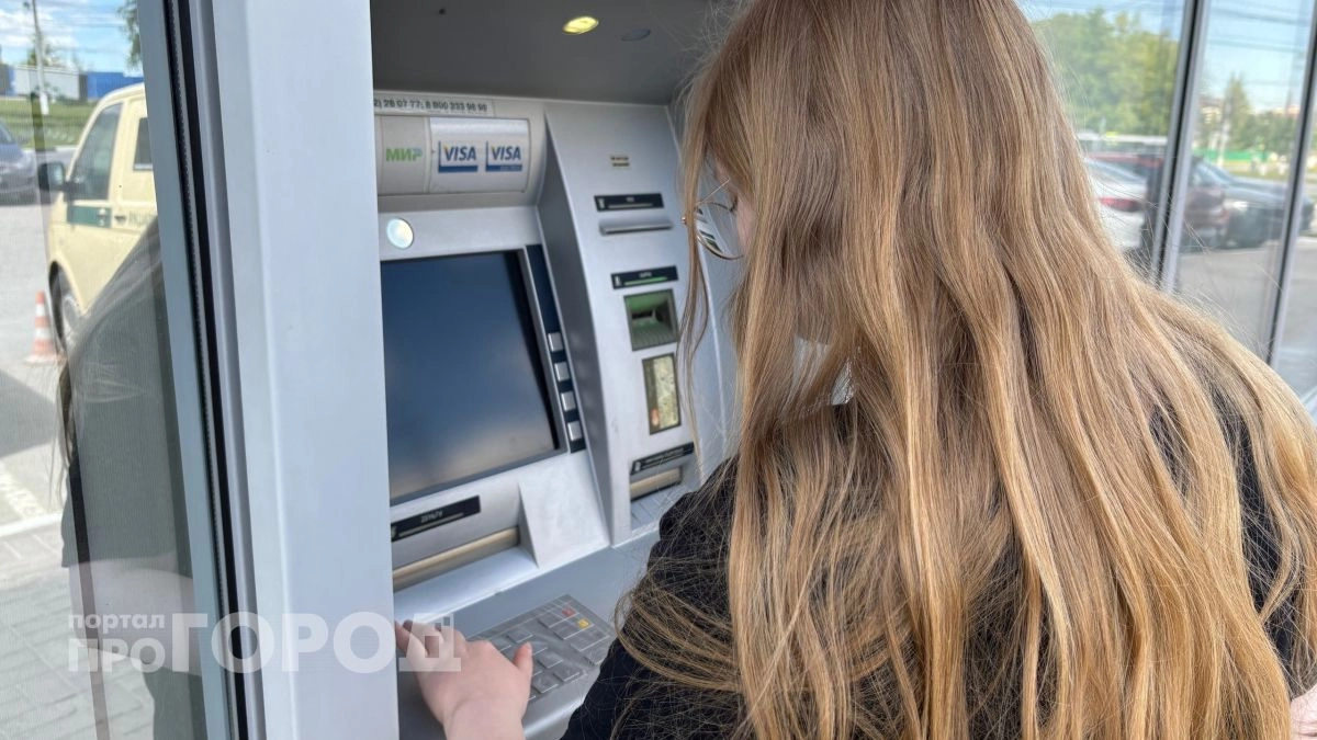 Школьницу из Дзержинска заставили опустошить счет матери и ее собственный