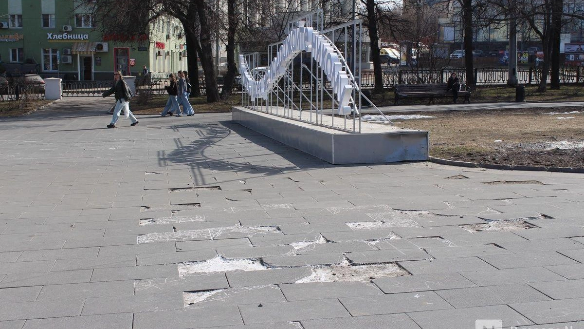 Трещины, ржавчина и сломанный батут: центр Нижнего не пережил зиму