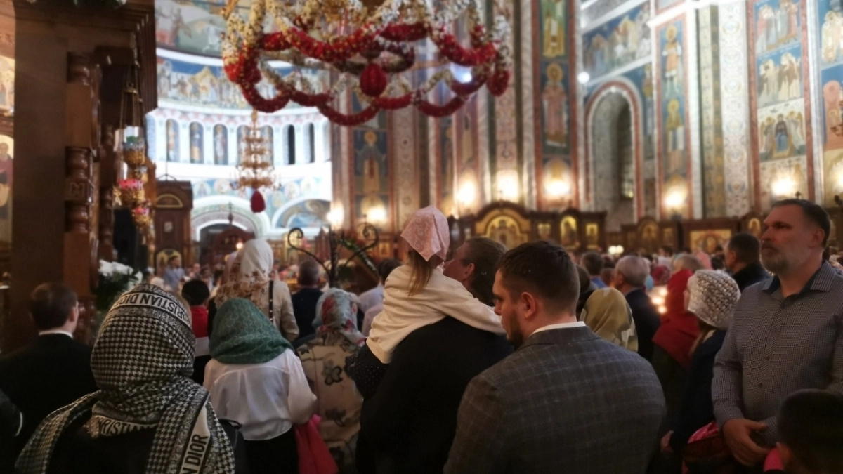 Батюшка ответил: нужно ли идти в церковь на Пасху или можно остаться дома