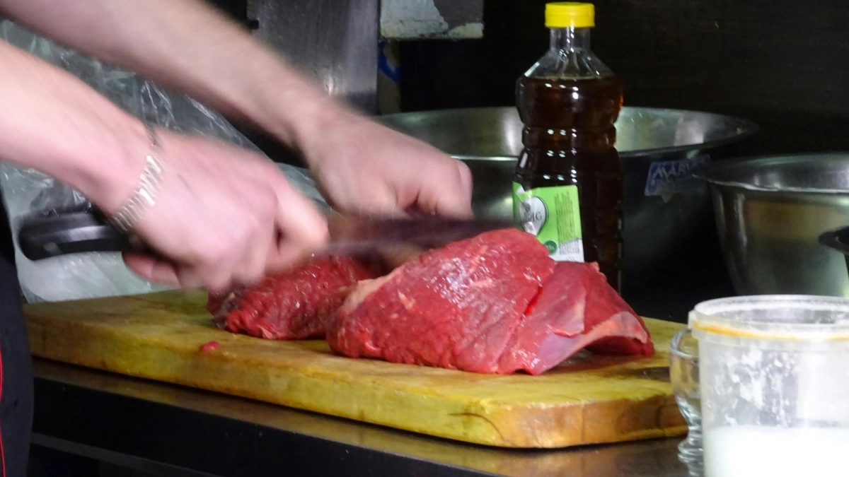 Названо самое вредное мясо — не стоит есть даже здоровым, а мы его покупаем каждый день и детям даем