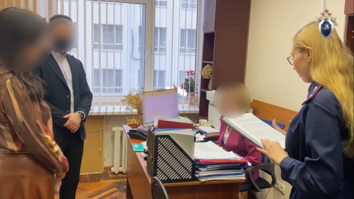 Бывший ректор НГЛУ и две ее подчиненные обвиняются в присвоении средств и превышении полномочий