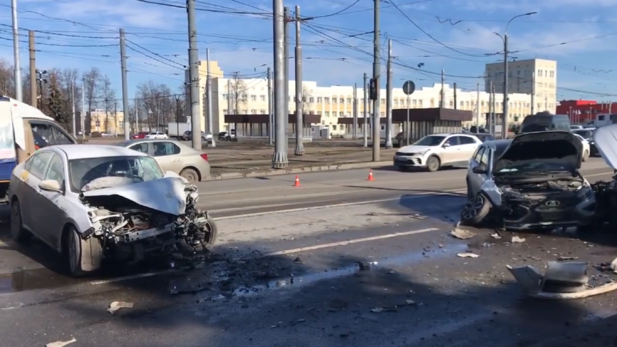 Водитель Evolute вылетел на встречку и устроил тройное ДТП в Нижнем Новгороде