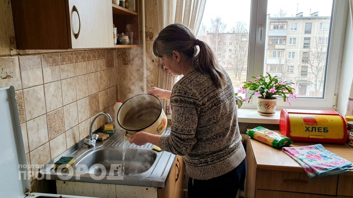 Сливаете кипяток в раковину ежедневно: последствия могут обойтись вам в круглую сумму за капитальный ремонт