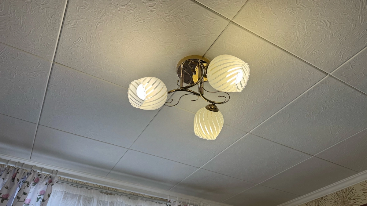 Люстра в комнате больше не в моде: теперь дизайнеры предлагают новый варианты - выглядит просто и красиво