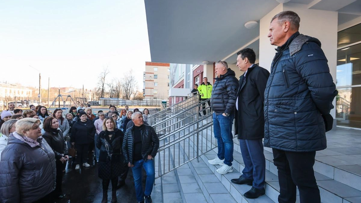 Новая школа имени Молева в Дзержинске готовится к открытию: родители увидели её первыми