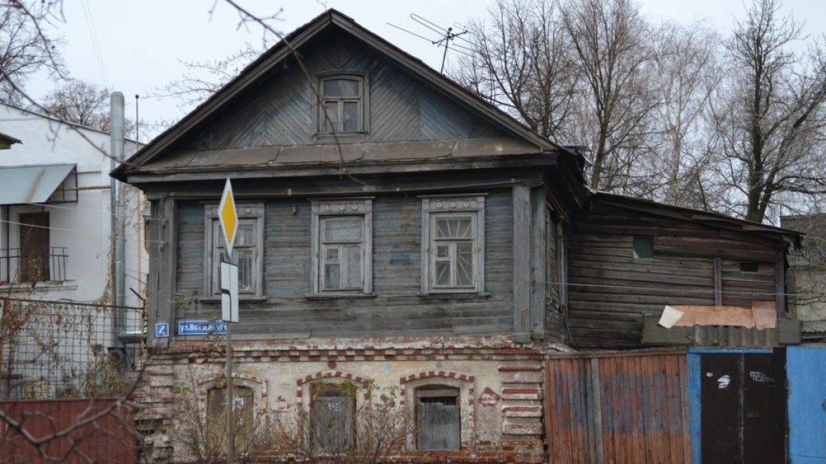 Аварийный дом в Нижнем Новгороде, где бывал Максим Горький, оцепили