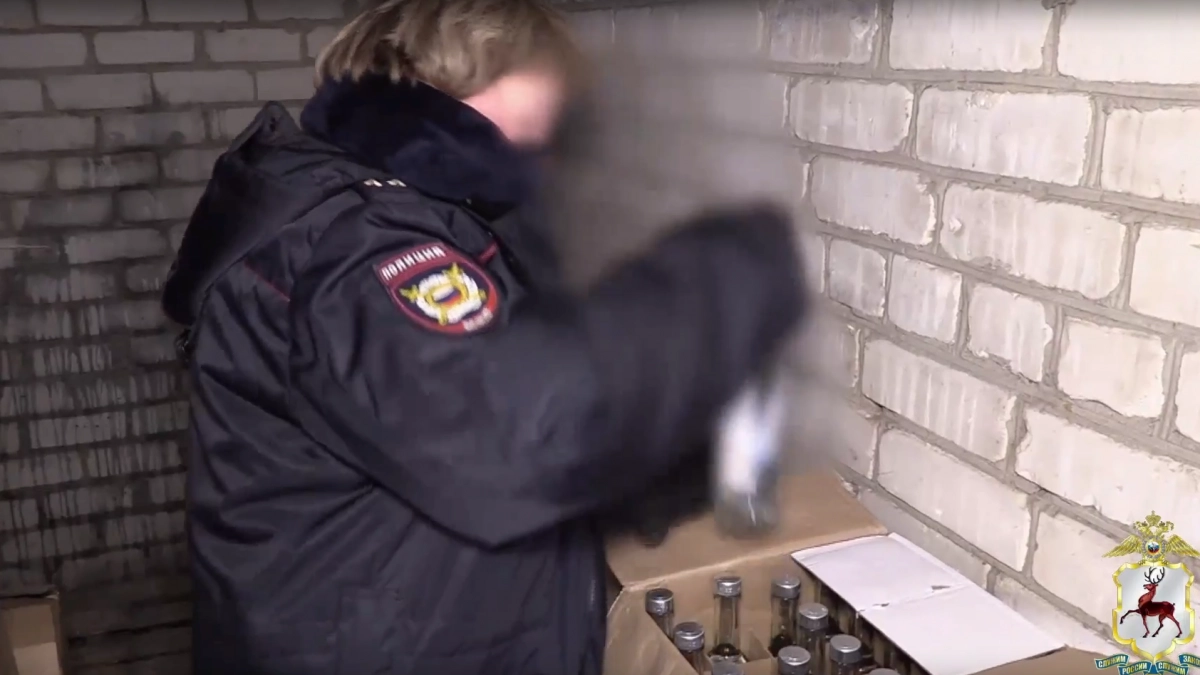 Двое жителей Бора хранили в гаражах нелегальный алкоголь почти на 4 миллиона рублей