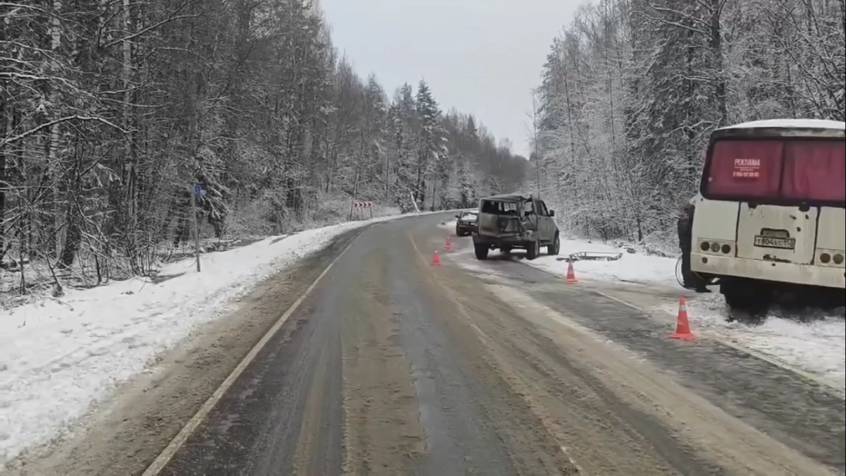 Внедорожник влетел в рейсовый автобус в Семенове