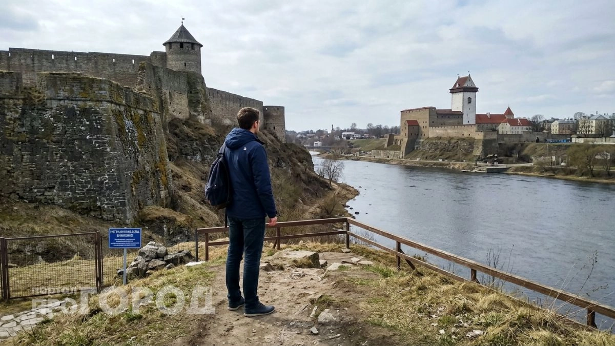 Граница на замке: как выглядит жизнь в самом закрытом городе страны всего в нескольких метрах от Европы