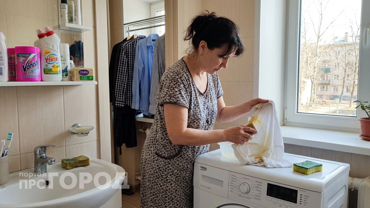 Хватит выбрасывать любимые вещи: копеечное средство за минуту отстирает въевшиеся желтые следы от пота