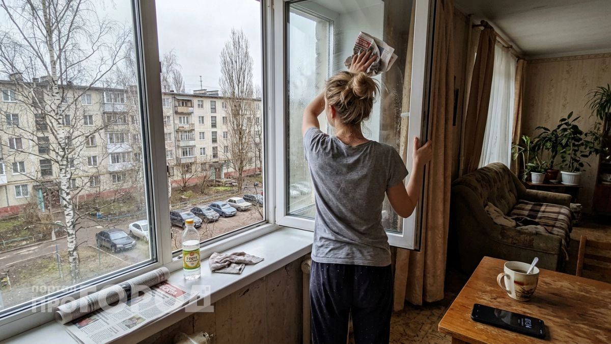 Забудьте про покупную химию: этот простой метод позволяет вымыть окна до блеска одним движением руки