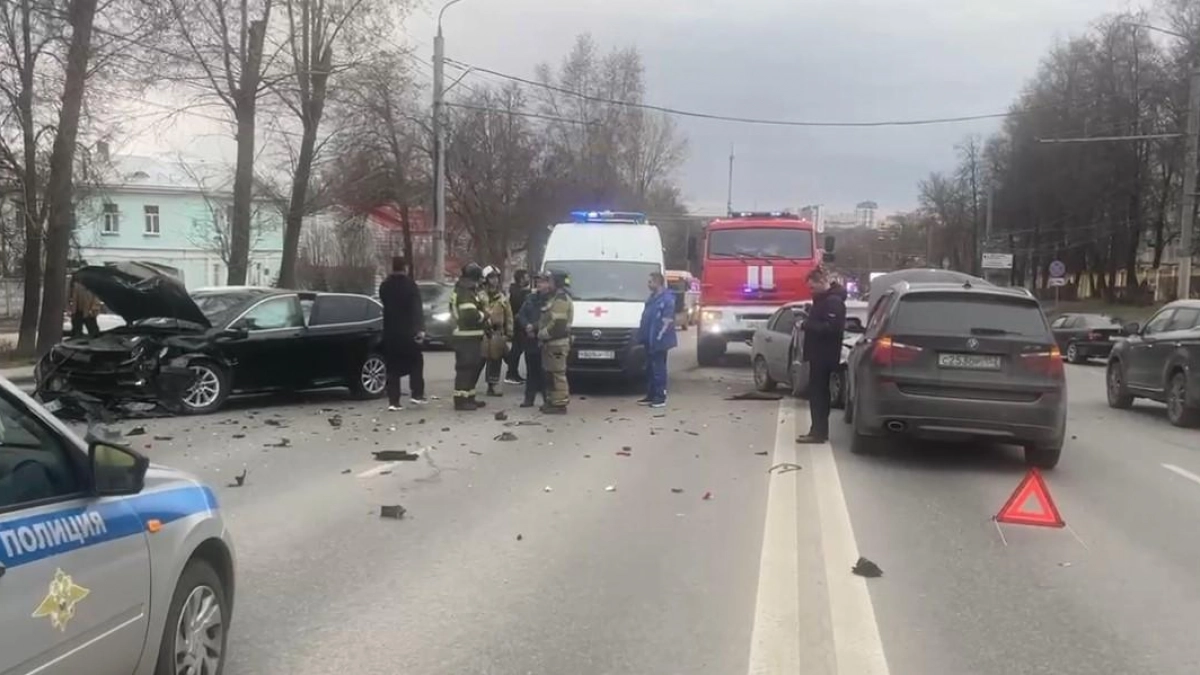 Три машины столкнулись на проспекте Гагарина: трое госпитализированы
