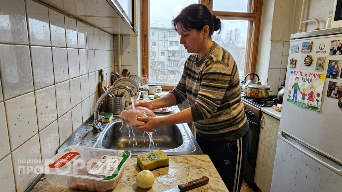 Перестаньте мыть сырое мясо под краном: вы рискуете здоровьем всей семьи из-за разлетающихся бактерий