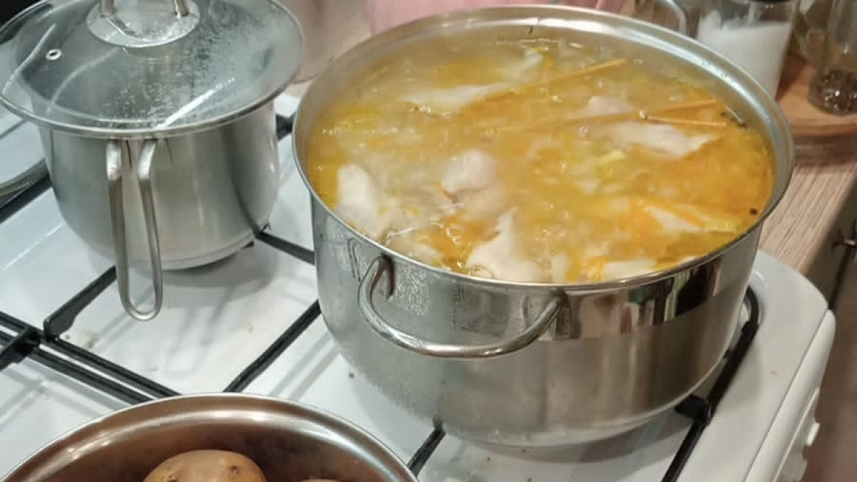 Всю жизнь снимала пенку при варке мяса — оказалось, зря: вот, почему этого делать не нужно