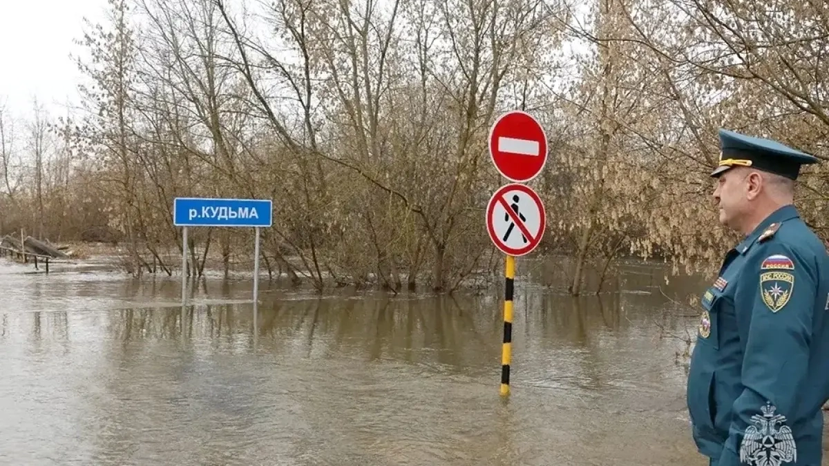 На Стригинском кладбище вода до полуметра: кресты кренятся, памятники падают