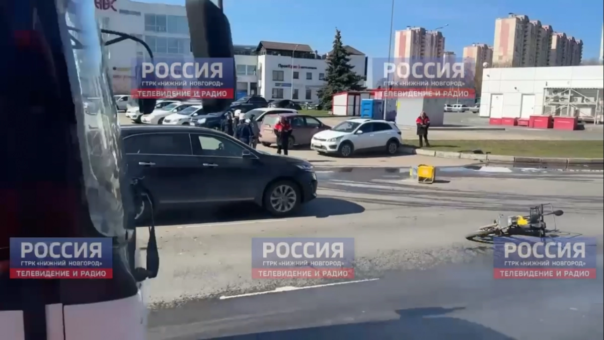Автомобиль сбил велокурьера в Нижнем Новгороде