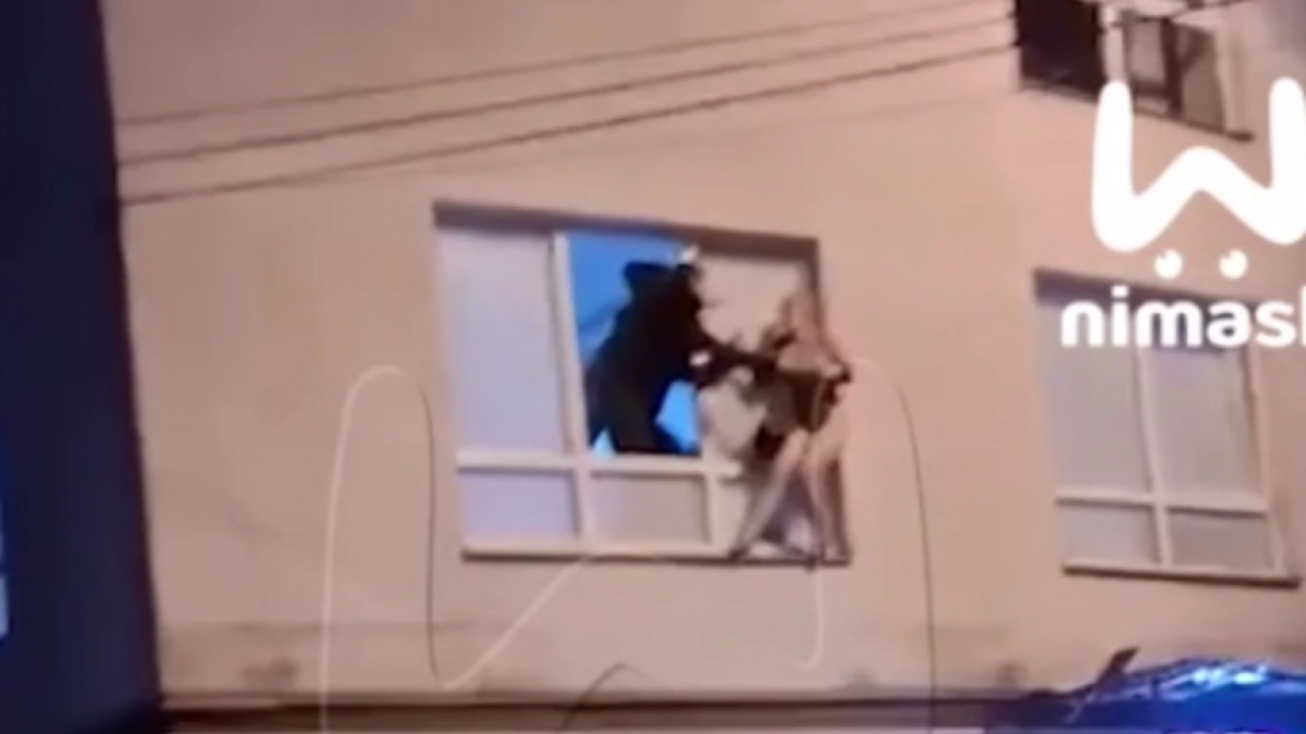 Нижегородка едва не выпала из окна, пытаясь совершить побег от полиции из борделя