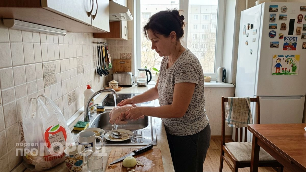 Вы совершаете опасную ошибку на кухне: почему привычка мыть сырое мясо под краном вредит вашему здоровью