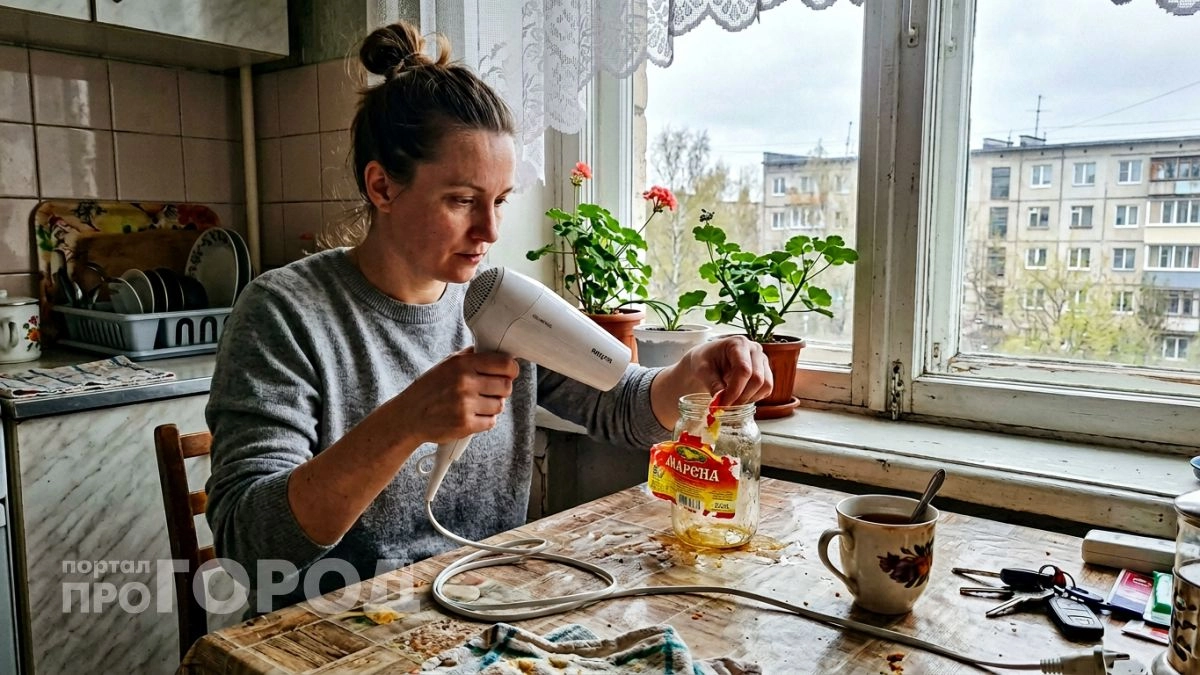 Устали от следов наклеек: делюсь простым способом убрать липкий слой с любой вещи за считанные секунды