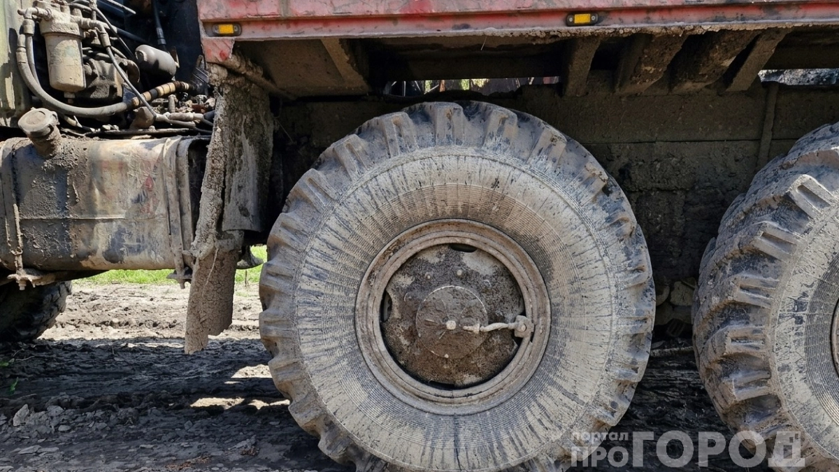 Для чего у советских грузовиков на колесах были специальные "ручки": маленькая, но незаменимая деталь - водителям на заметку