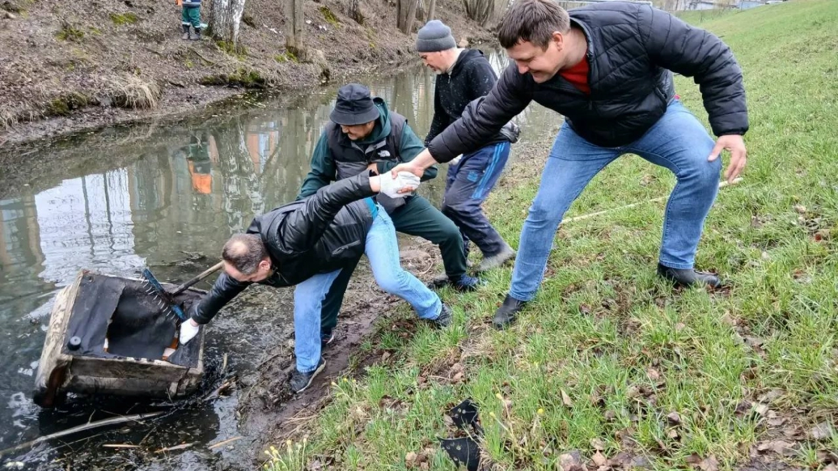 Более 32 тысяч человек вышли на субботник в Нижнем Новгороде, несмотря на плохую погоду