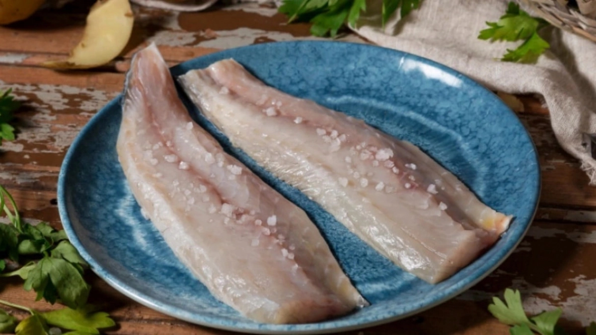 Эта рыба кишит 10-метровыми червями: а мы ее едим сами и даем детям