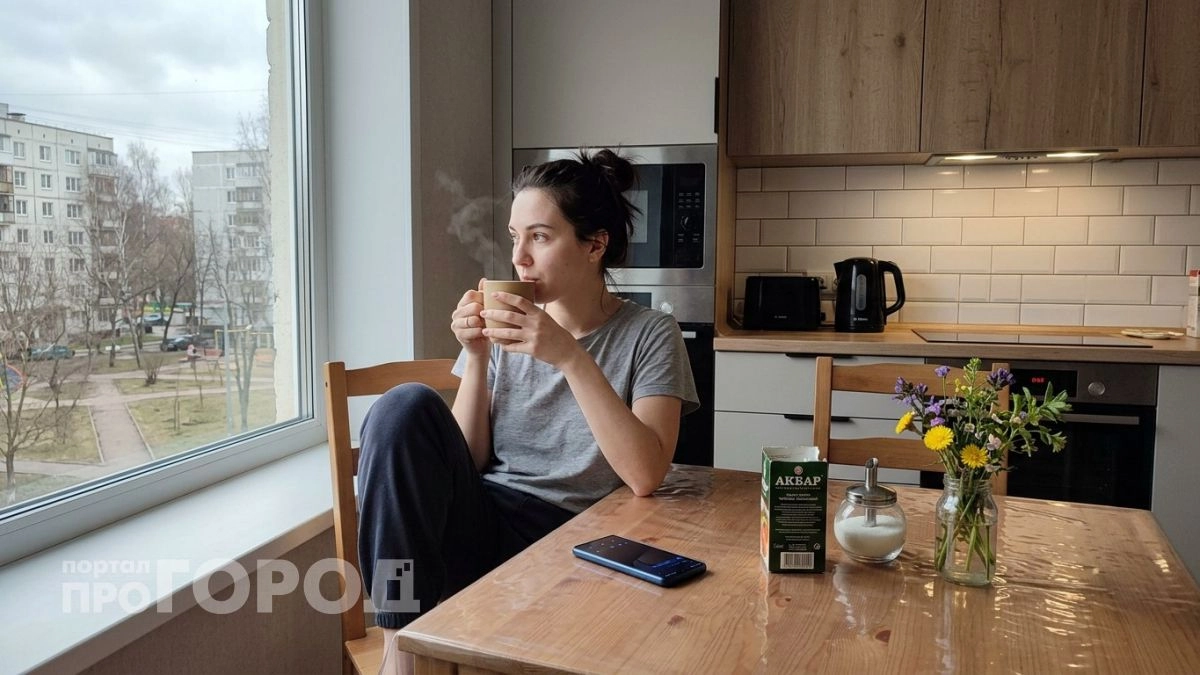 Клеёнка с цветочками – вчерашний день: дизайнеры назвали модную замену для кухонного стола