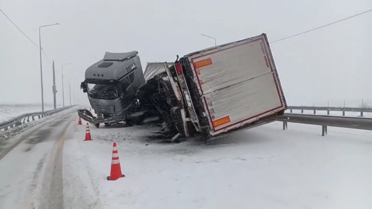 Фура сложилась пополам на заснеженной трассе М-12 в Нижегородской области