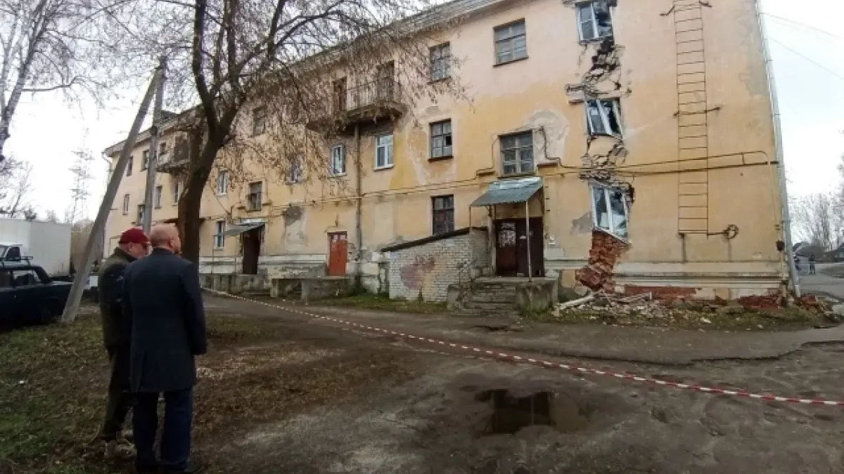 Подъезд трёхэтажки в Балахне начал отделяться: 20 жильцов эвакуированы