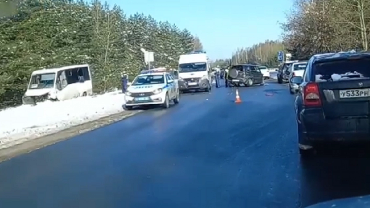 Внедорожник сошелся с микроавтобусом в утреннем ДТП в городе Бор