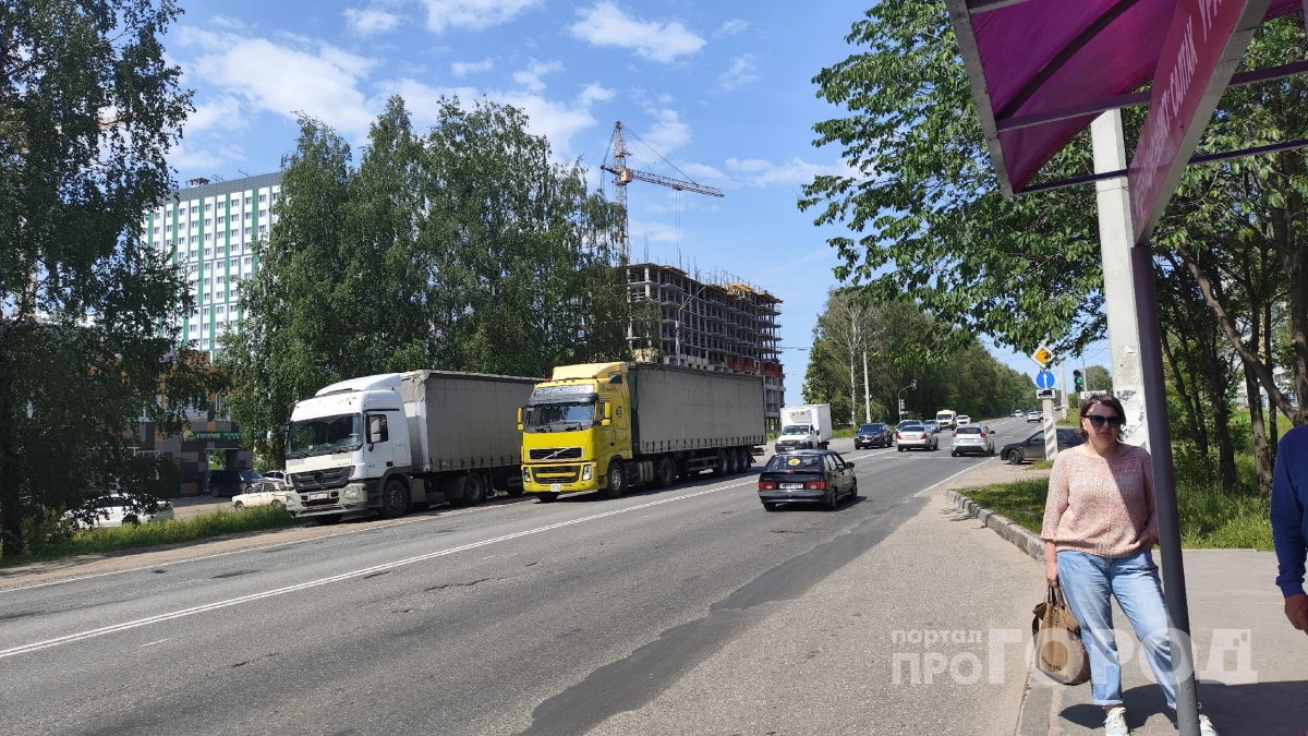 Почему фуры едут вплотную друг за другом и никого не пропускают: бывалый водитель назвал причину - вот как на них работает "воздушный" поток