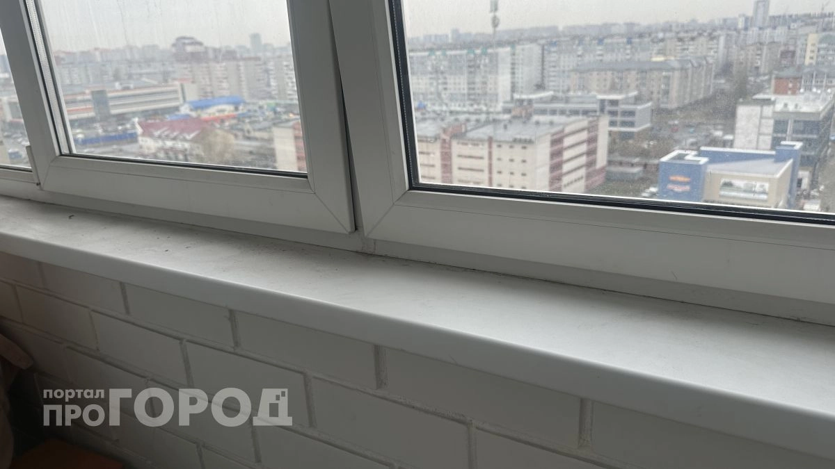 Узкая подоконная доска ушла в прошлое: новая мода на "сидячие" подоконники по всему дому