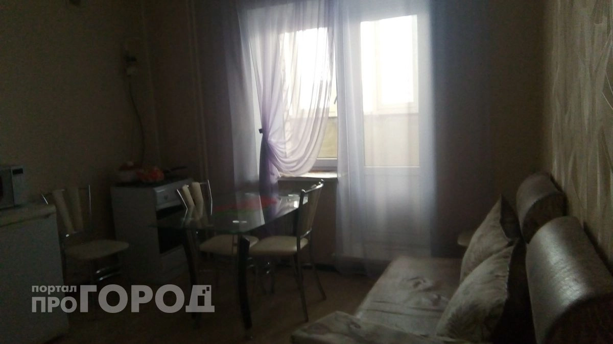 Шкаф-пенал отжил свое: вешаем одежду на "лестницу" и экономим место в квартире