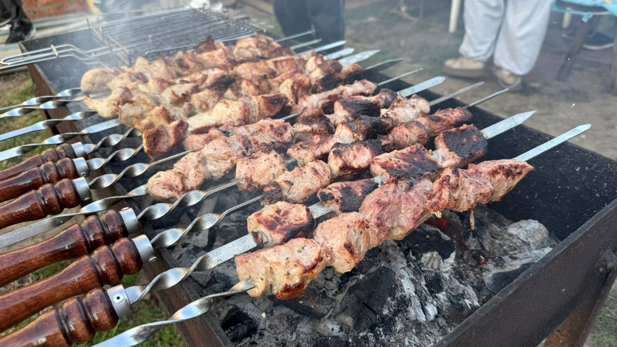 Мариную шашлык с «хлебной корочкой» – мясо идеально нежное, даже лук не нужен: быстрый рецепт