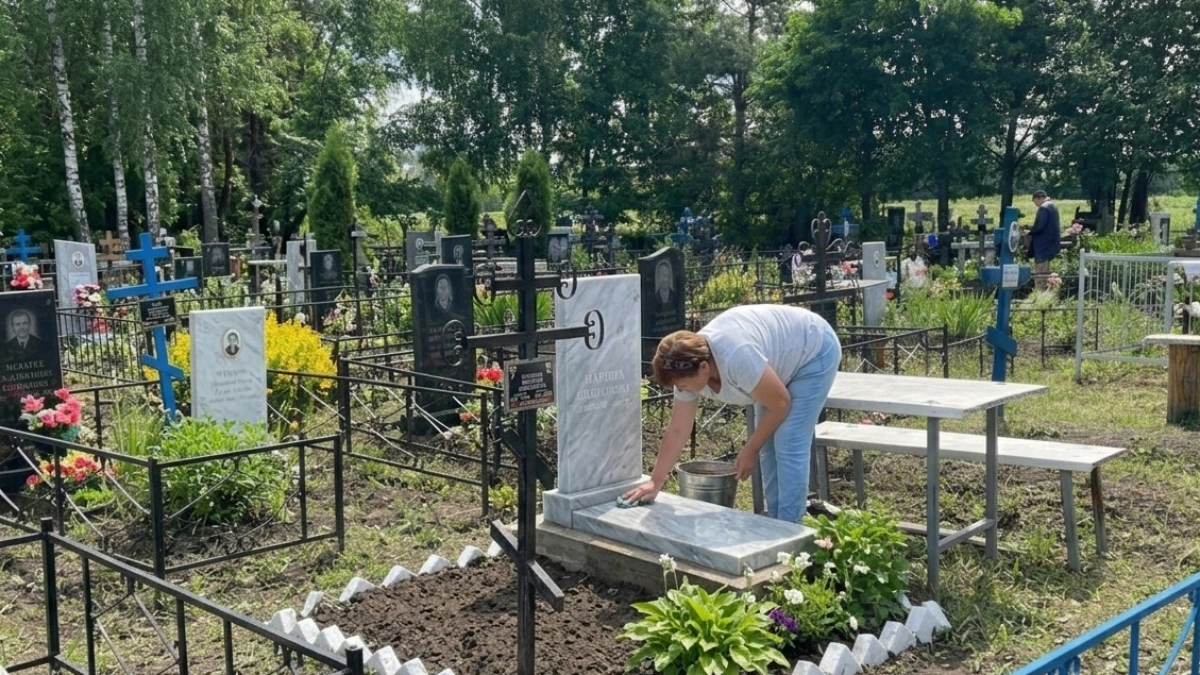 Три года оттирала весной памятник щёткой: дешевое средство справилось с мрамором за 10 минут - без усилий и химии