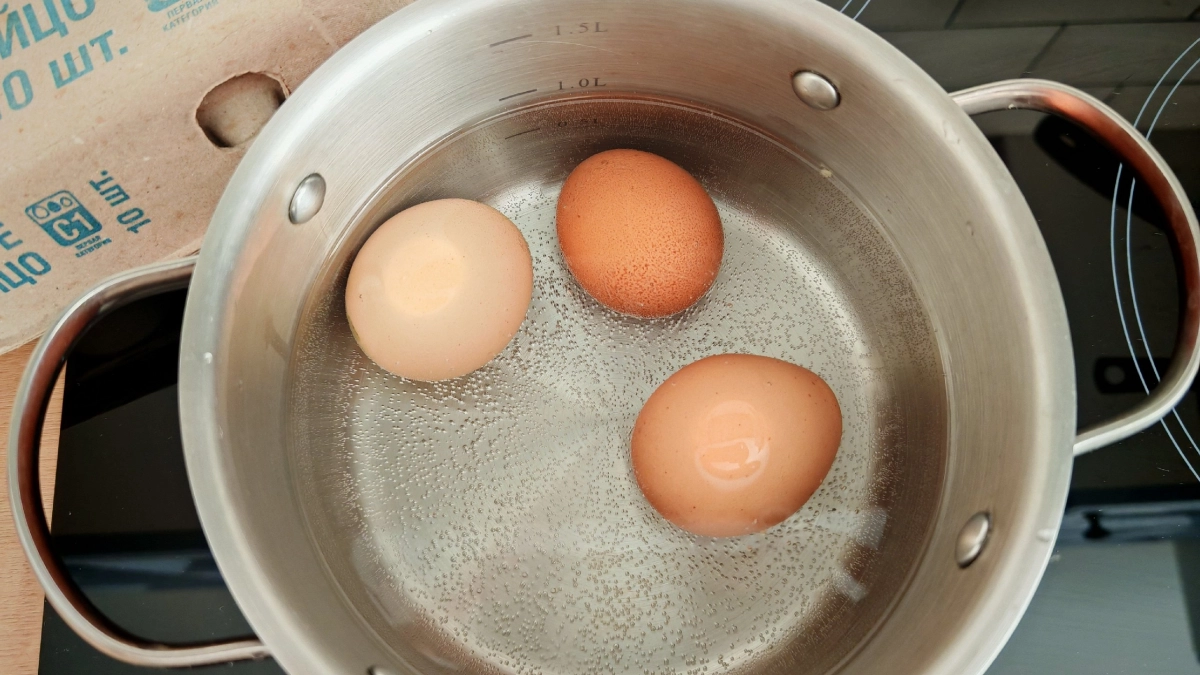 Воду из-под вареных яиц больше не сливаю, храню на потом: вот, для чего