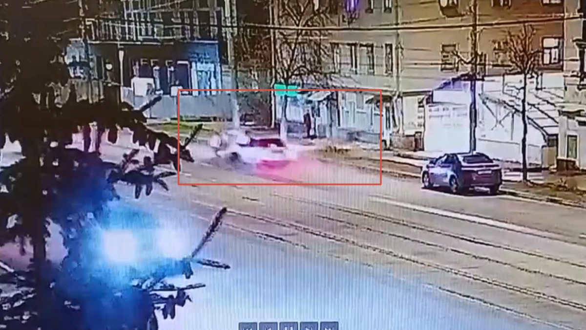 В Нижнем Новгороде произошла авария с двумя Hyundai, в результате которой едва не пострадал пешеход