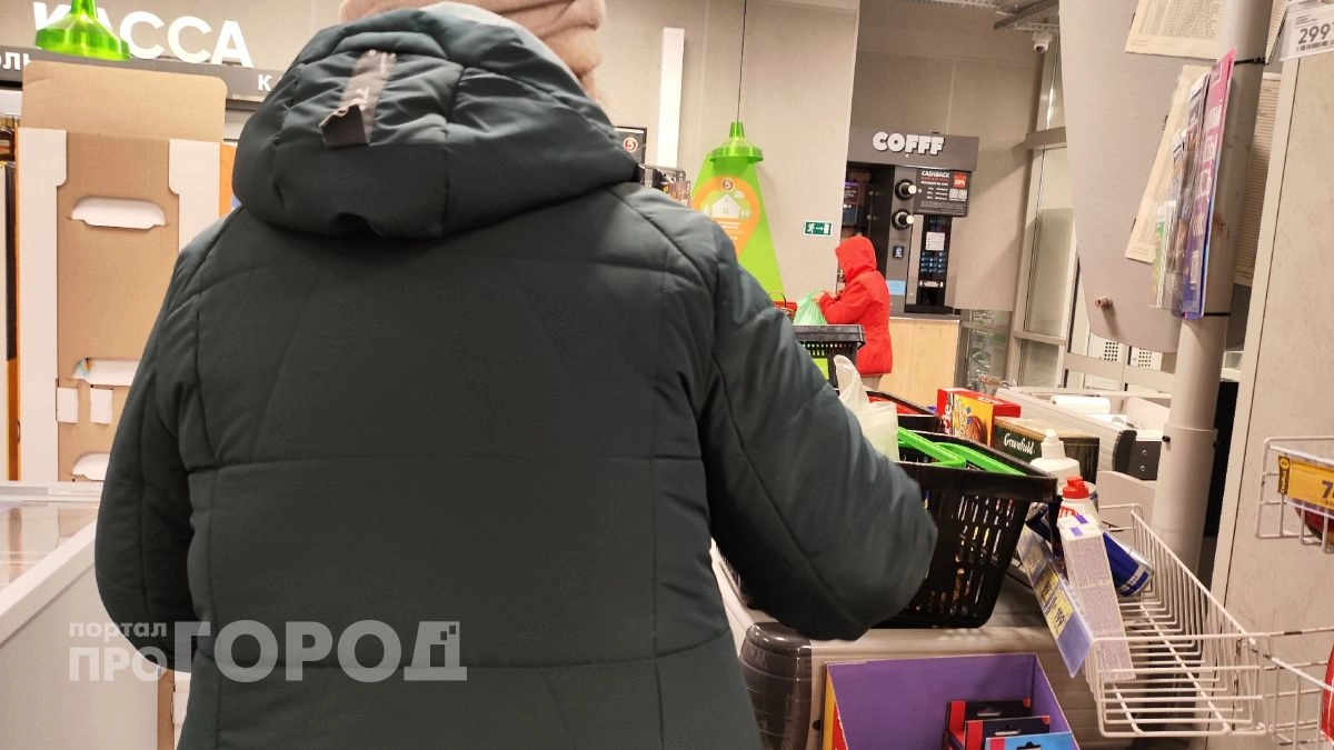 Пенсионерка из Балахны отдала курьеру мошенников тысячи евро, долларов и рублей